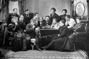 А. П. Чехов с артистами МХТ. 1899 г.