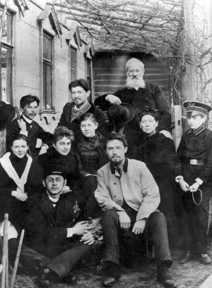 А. П. Чехов среди родных и знакомых во дворе дома на Садовой-Кудринской перед отъездом на Сахалин