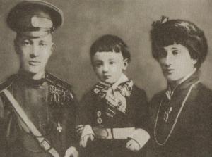 Н. С. Гумилев и А. А. Ахматова с сыном Львом. 1915 г.