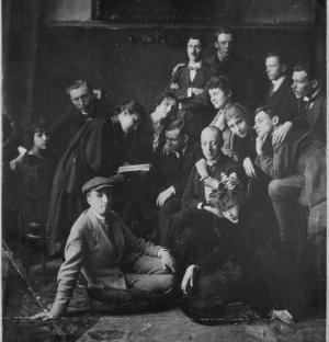 Николай Гумилев (сидит в центре) со своими учениками из кружка «Звучащая раковина». 1921 г.