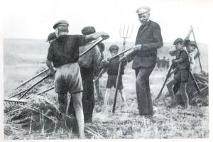 А.М. Горький с колонистами в поле