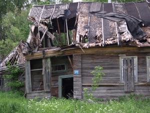 Разрушенный деревяный дом