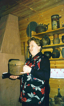 Заведующая Козловской сельской библиотекой Федотова А. Г. демонстрирует  сумочку из соснового корня